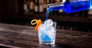 Lire la suite à propos de l’article Les véritables raisons qui expliquent pourquoi le curaçao est bleu : découverte chromatique des pigments qui subliment vos cocktails